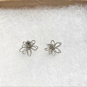Becca Wire Flower Studs in Silver 🤍